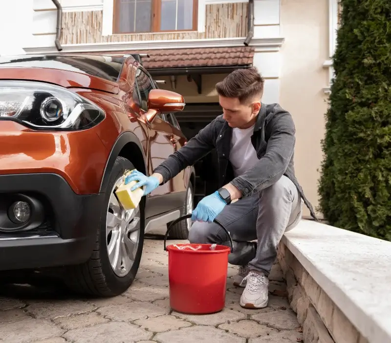 Lavage auto à domicile Challes-les-Eaux : professionnel intervenant sur un véhicule